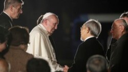 El papa Francisco se reúne con sobrevivientes del ataque atómico de EE.UU. a Japón en 1945, durante una visita al Parque de la Paz en Hiroshima. Nov. 24 de 2019. AP/Gregorio Borgia.