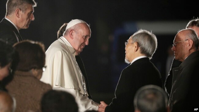 El papa Francisco se reúne con sobrevivientes del ataque atómico de EE.UU. a Japón en 1945, durante una visita al Parque de la Paz en Hiroshima. Nov. 24 de 2019. AP/Gregorio Borgia.
