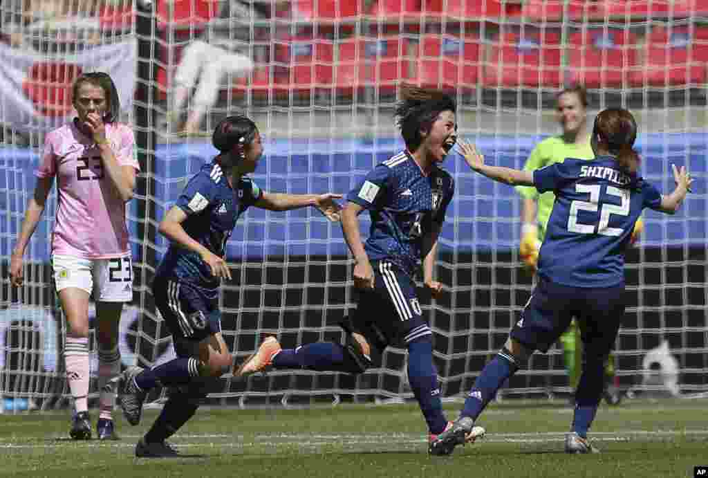 در مسابقات جام جهانی زنان از گروه دی،&zwnj; ژاپن توانست دو بر یک اسکاتلند را شکست بدهد.