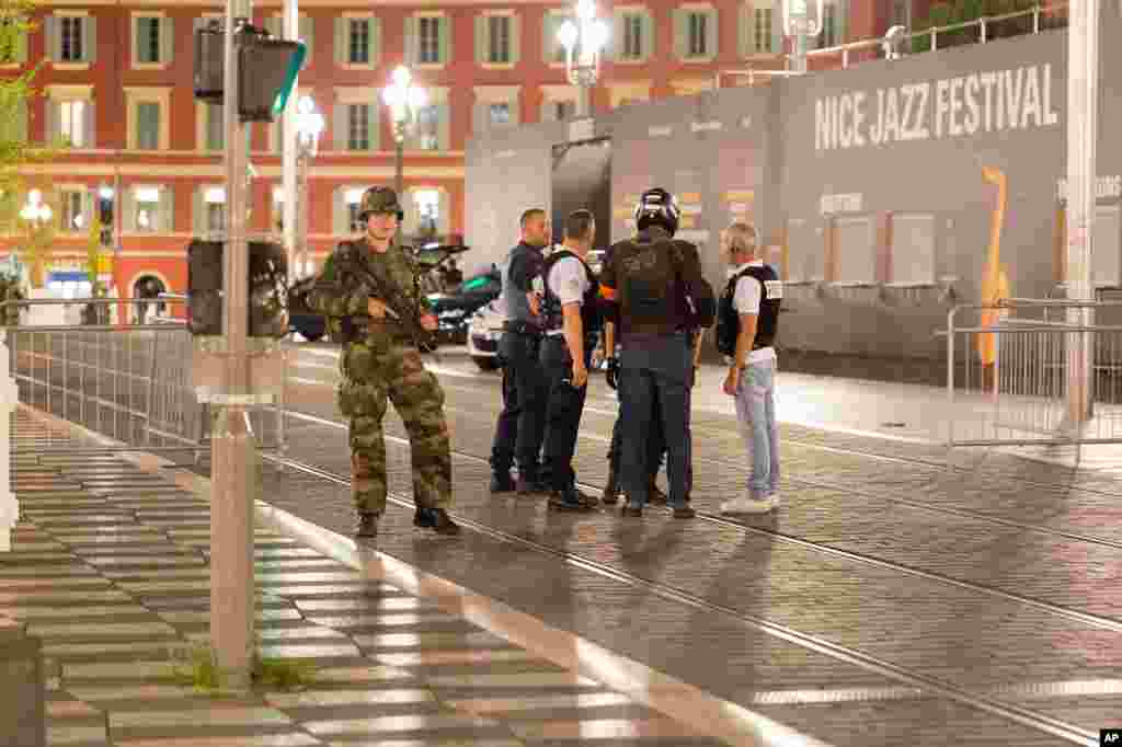 法國尼斯(Nice)發生恐怖襲擊。一輛貨櫃車在當地時間星期四晚上高速衝向正在觀賞法國巴士底日國慶煙花的人群，造成最少84人喪生，超過100人受傷。 圖為現場實況。