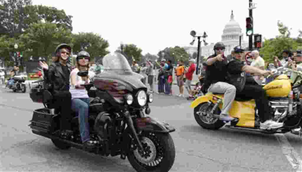 La ex candidata a la vicepresidencia por el partido Republicano, Sarah Palin, llegó a Washington montada en su motocicleta para ser parte de las celebraciones del Día de los Caídos en Guerra.