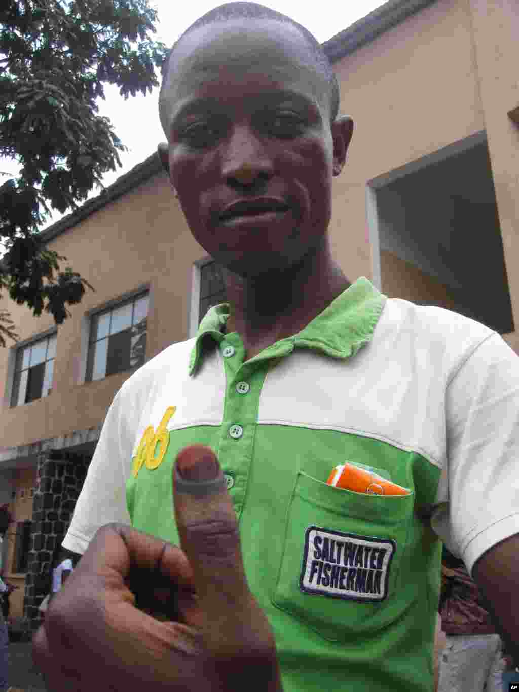 Un electeur congolais montre son doigt recouvert d'encre indelebile Kinshasa 28 Novembre 2011 NICOLAS PINAULT VOA