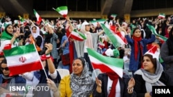 حضور زنان در یک ورزشگاه ایران - ایسنا