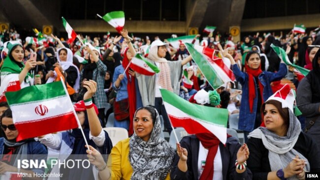 حضور زنان در یک ورزشگاه ایران - ایسنا