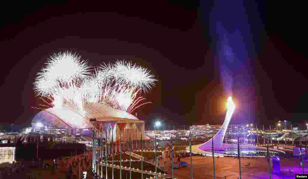 Fuegos artificiales iluminan el exterior del Parque Olímpico en Sochi.