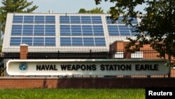La estación naval de Earle, en Nueva Jersey, juega un importante papel en el pertrecho de unidades de la marina de guerra.