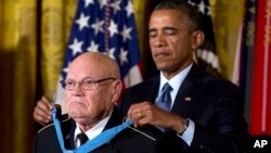 Presiden Barack Obama menyerahkan medali kehormatan kepada Sersan Mayor (purn.) Bennie G. Adkins di Gedung Putih (15/9).