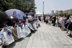 资料照：中国粉丝在苏州奥林匹克体育中心外等候她们的爱豆出席“山河令演唱会”的演出。（2021年5月3日）