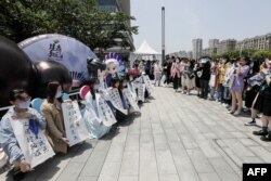 资料照：中国粉丝在苏州奥林匹克体育中心外等候她们的爱豆出席“山河令演唱会”的演出。（2021年5月3日）