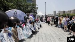 资料照：中国粉丝在苏州奥林匹克体育中心外等候她们的爱豆出席“山河令演唱会”的演出。（2021年5月3日）