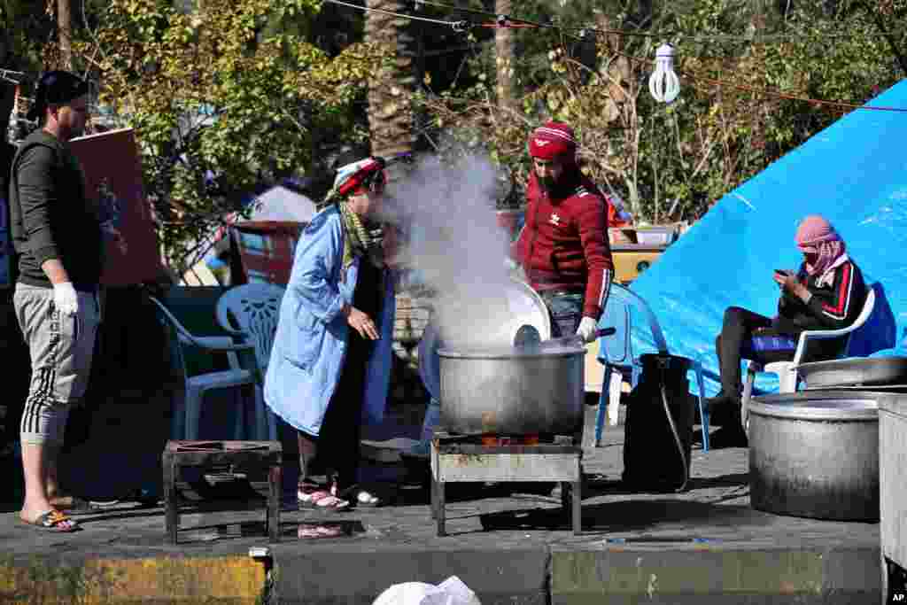 داوطلبان مشغول پختن و آماده کردن غذا برای معترضان ضد دولتی در بغداد عراق. چهار ماه است که معترضان به بیکاری و فقر و دخالت های ایران در خیابان های بغداد حضور دارند.