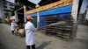 2013年上海一个批发市场工人给鸡笼消毒
