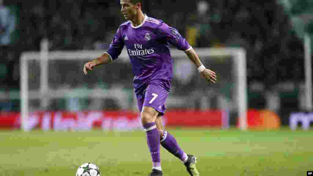 Cristiano Ronaldo, du Real Madrid, contrôle le ballon lors du match de football de la Ligue des champions au stade Alvalade à Lisbonne, le 22 novembre 2016.