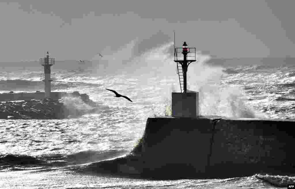 A wave breaks ocross a quay in Saint-Gilles-Croix-de-Vie. High tides and strong winds were forecast for twleve of France&#39;s coastal deaprtments in regions on both the Atlantic and Mediteranean coasts.