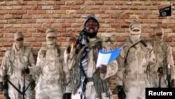 Abubakar Shekau, líder do grupo terrorista Boko Haram, fala com seus seguranças, 15 janeiro 2018. 