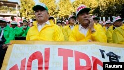 日本農民在東京舉行集會反對日本參加美國主導的跨太平洋貿易夥伴協定（TPP）（資料照片）。