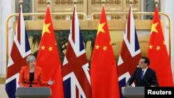 테레사 메이 영국 총리(왼쪽)와 리커창 중국 총리가 31일 중국 베이징 인민대회당에서 회담 후 공동기자회견을 하고 있다.