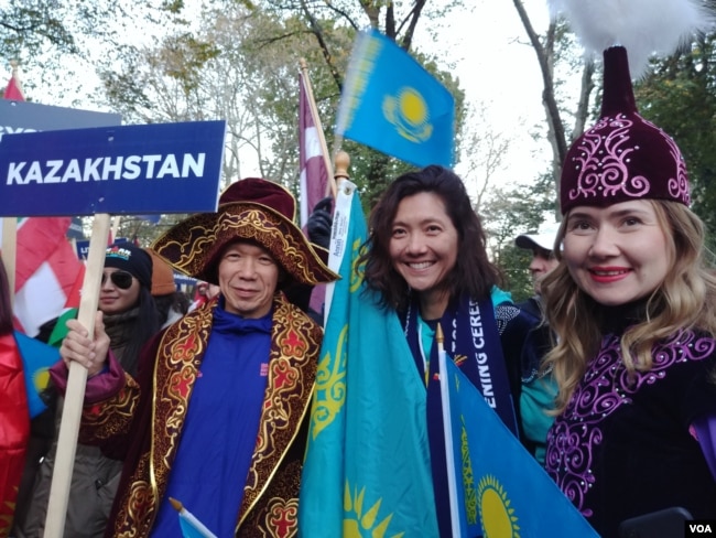 Kontingen dari Kazakhstan (foto: VOA/Naratama).