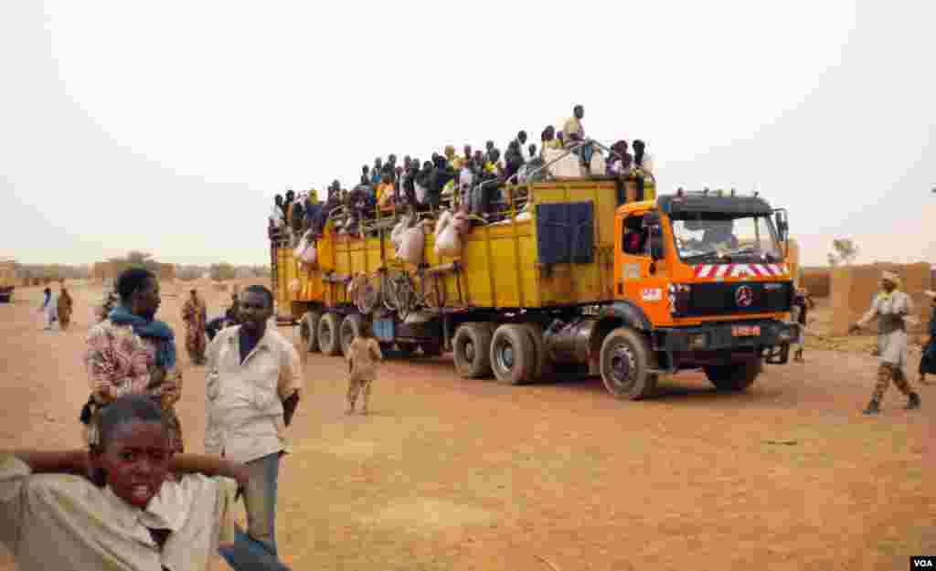 Refugees fleeing Gao. (Idriss Fall/VOA)