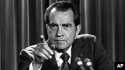 1973年3月15日，美国总统尼克松在白宫就水门事件调查发表讲话。川普指控奥巴马在竞选期间对他实施监听，让人们联想起当年的“水门事件”。