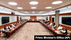ھارتی وزیرِ اعظم نریندر مودی نے دارالحکومت نئی دہلی کے زیرِ انتظام کشمیر کی قومی سیاسی دھارے میں شامل جماعتوں کے رہنماؤں کو یقین دلایا ہے کہ ان کی حکومت علاقے کے مکمل ریاستی درجے کو بحال کرنے کے وعدے پر قائم ہے۔