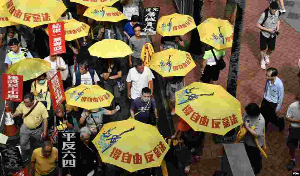 大批遊行人士撐起黃傘及高舉標語。（美國之音湯惠芸攝）