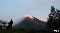 Gunung Merapi masih meletus disertai dentuman keras (Senin, 1 November)