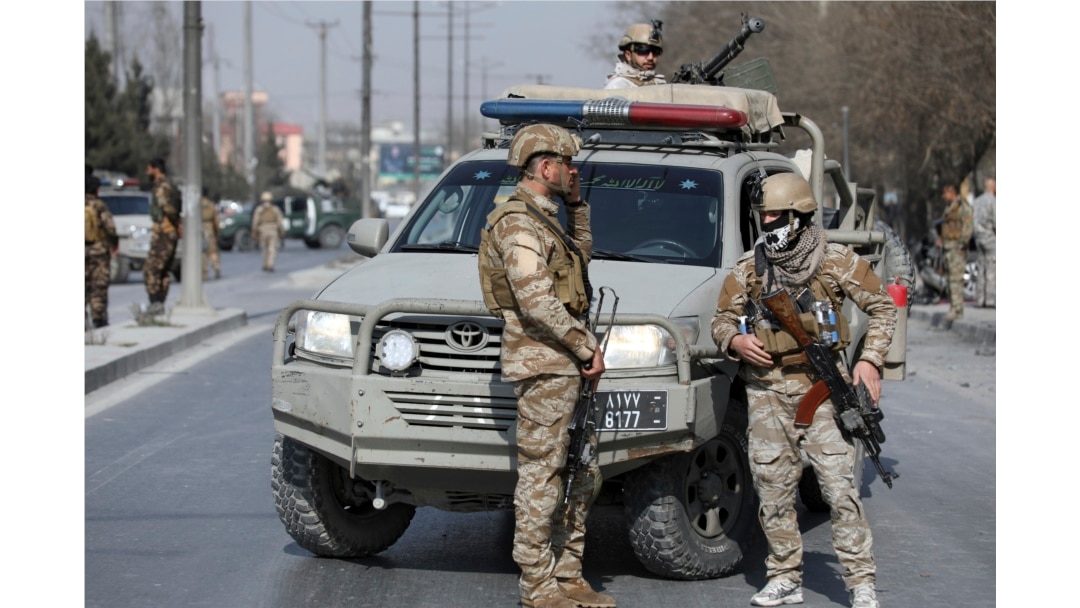 Petugas keamanan Afghanistan memeriksa lokasi serangan bom maut di Kabul, Afghanistan, Selasa, 9 Februari 2021.
