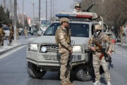 Petugas keamanan Afghanistan memeriksa lokasi serangan bom maut di Kabul, Afghanistan, Selasa, 9 Februari 2021.