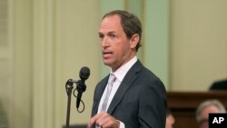 Legislador estatal republicano Brian Maienschein, de San Diego, habla a la Asamblea en Sacramento, California. Maienschein se pasó al partido demócrata porque dice que difiere de los republicanos en temas como inmigración, salud, control de armas, aborto y derechos de la comunidad LGBTQ. Foto del 14 de septiembre de 2017.