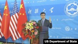 Ambassador Locke delivers a speech about his family story at Xinjiang University. (U.S. Embassy China)