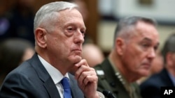 Menteri Pertahanan Jim Mattis, kiri, bersama Ketua Kepala-kepala Staf Gabungan Jenderal Joseph Dunford, memberikan kesaksian mengenai anggaran tahun fiskal 2019 di hadapan Komite Angkatan Bersenjata di Capitol Hill, 12 April 2018.