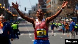 Warga AS keturunan, Eritrea Meb Keflezighi mencapai garis finish pada lomba maraton Boston ke 118 hari Senin (21/4). 