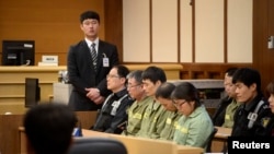 Thuyền trưởng phà Sewol Lee Joon-seok (thứ ba từ bên phải) và các thành viên thủy thủ đoàn nghe tuyên án tại Gwangju, ngày 11/11/2014.