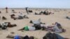 Refugiados somalis dormem numa praia moçambicana