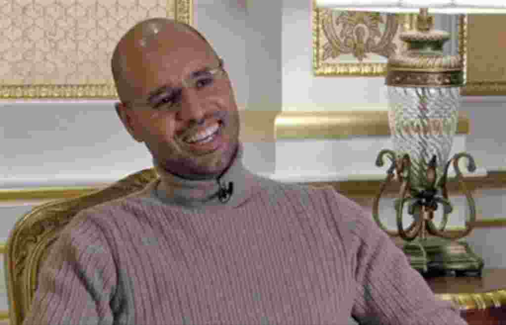 Seif al-Islam Gadafi, hijo del ex líder libio Moammar Gadhafi, sonríe durante una entrevista televisiva en Trípoli el 16 de marzo de 2011.