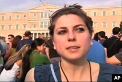 Μια από τις αγανακτισμένες νέες που συμμετέχουν στις λαϊκές συγκεντρώσεις στην Πλατεία Συντάγματος.