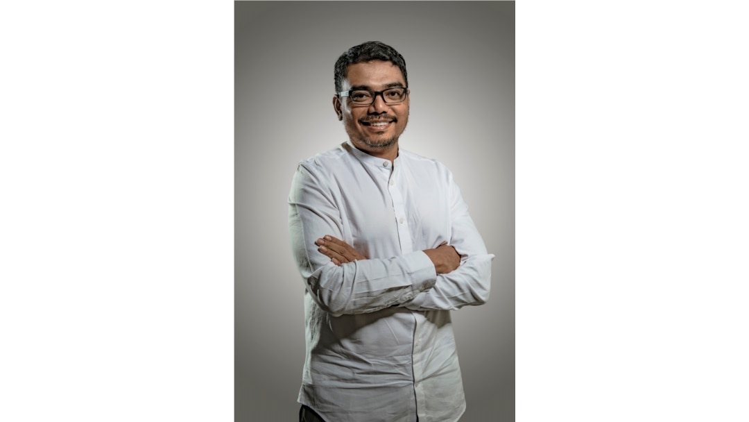 Donny Gahral Adian ( Tenaga ahli Utama KSP) ( kokeksi pribadi)