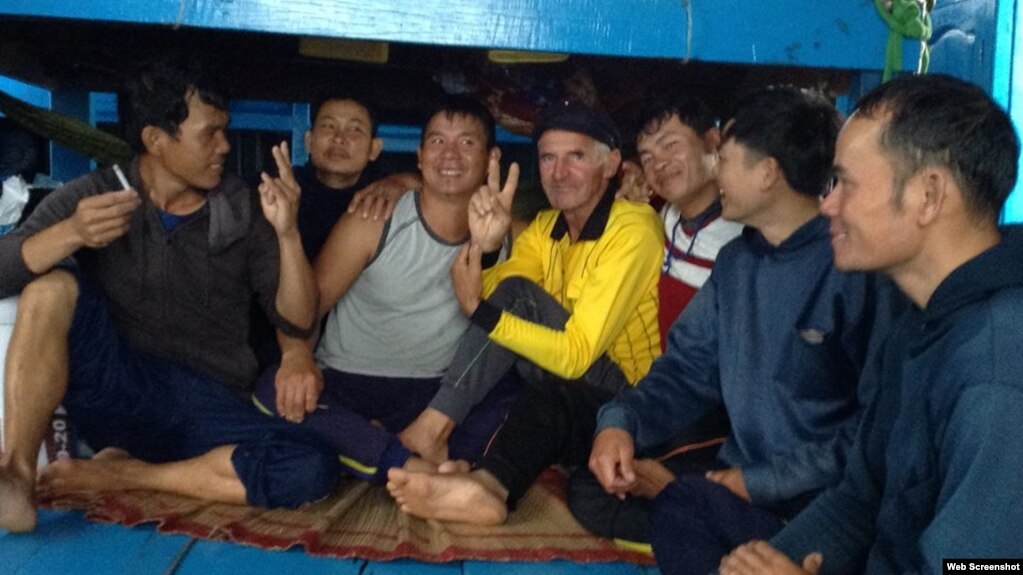 Ông Rimas Meleshyus và các ngư dân Việt Nam (Facebook Rimas Meleshyus)