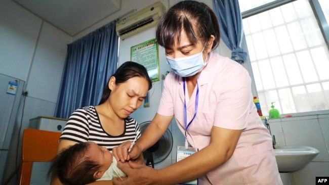 2018年7月23日在中国广西荣安的一家医院，一名儿童接种疫苗。
