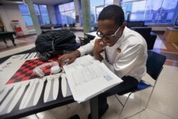 Triton Brown, mahasiswa Xavier University, belajar di kampusnya sebelum bekerja paruh waktu di New Orleans, 8 Februari 2013. (Foto: dok)