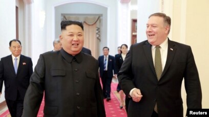 Lãnh tụ Triều Tiên Kim Jong Un và Ngoại trưởng Mỹ Mike Pompeo tại Bình Nhưỡng, tháng 10/2018. 