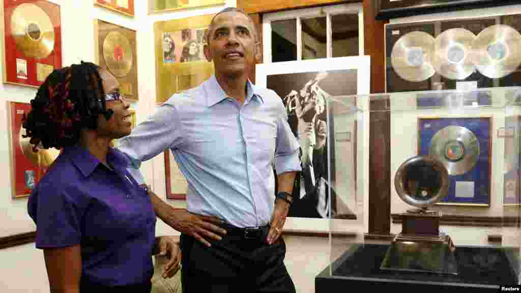 Le président américain Barack Obama se fait visiter le musée Bob Marley àpar un membre du personnel Natasha Clark (L) à Kingston, Jamaïque, le 8 Avril 2015.