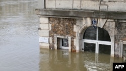 Le café 'Les Nautes' situé en bordure de la Seine, complètement submergé le 28 janvier 2018.