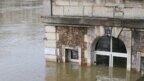 Tấm ảnh chụp ngày 28/1/2018 cho thấy quán cà phê 'Les Nautes' ở Paris bị ngập một phần dưới nước trên sông Seine. Mực nước tiếp tục dâng cao hôm 28/1, khiến nhà chức trách lo ngại có nguy cơ xảy ra lụt lội. mặc dù các nhà dự báo thời tiết dự kiến nước đã đạt tới đỉnh vào cuối ngày. AFP PHOTO / GEOFFROY VAN DER HASSELT