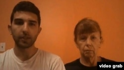 تصویر پائولا و جردن سامرز، مادر و برادر لوک سامرز، گروگان آمریکایی القاعده یمن، که در یک پیام ویدئویی خواستار آزادی او شدند.