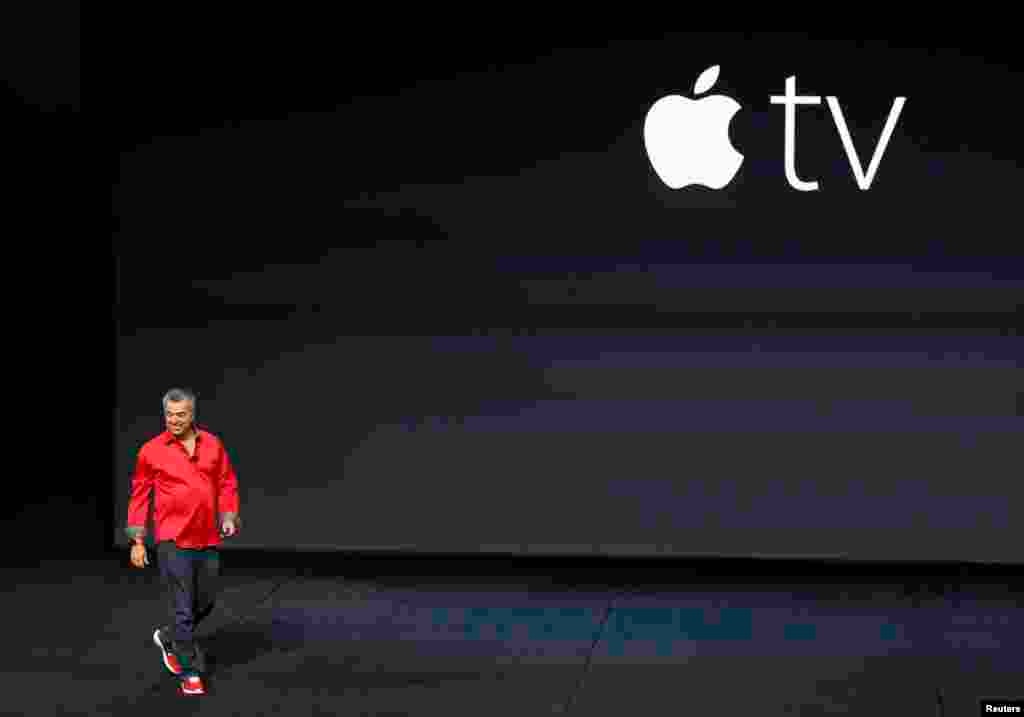 Eddie Cue, wakil presiden senior Apple untuk perangkat lunak dan layanan Internet, di pangung untuk membahas Apple TV dalam acara media Apple di San Francisco, California. (Reuters/Beck Diefenbach)
