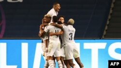 Jogadores do Paris Saint-German celebram golo contra o Atalanta, em jogo de quartos-de-final da Liga dos Campeões. 12 agosto 2020