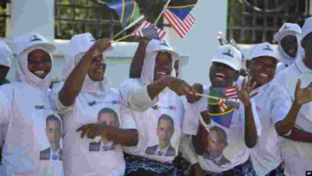 People cheer as the motorcade of President Obama drives to meet with Tanzanian President Kikwete.