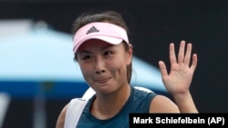 Petenis asal China Peng Shuai melambaikan tangannya kepada para penonton setelah kalah dalam babak pertama turnamen Australia Terbuka di Melbourne, Australia, pada 15 Januari 2019. (Foto: AP/Mark Schiefelbein)